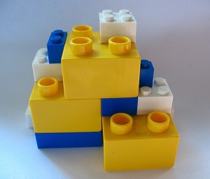 Các viên Lego compatible với nhau — analogy cho việc ghép các API thành ứng dụng hoàn chỉnh