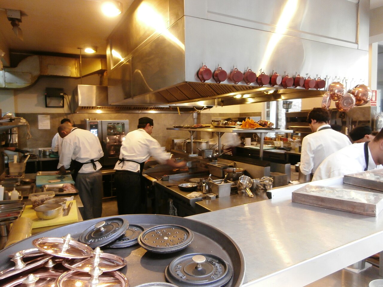 Bếp chuyên nghiệp của nhà hàng Central Restaurante ở Lima, Peru — đầu bếp đang chuẩn bị món với thiết bị inox sáng bóng