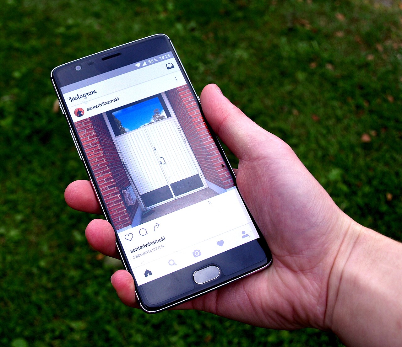 Smartphone hiển thị app Instagram — minh hoạ ứng dụng mobile native